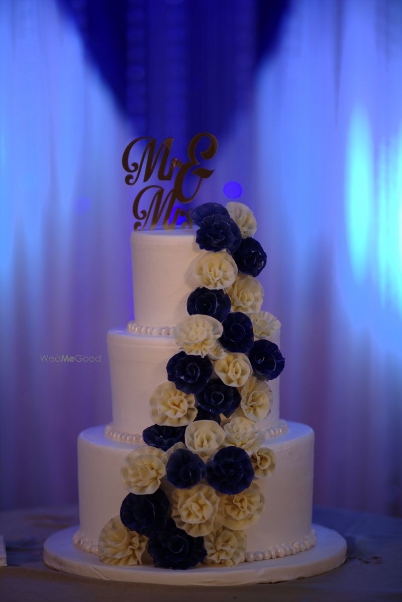 photo-of-three-tier-wedding-cake