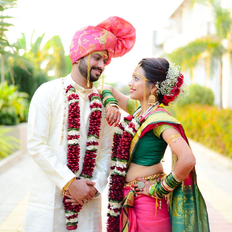40+ Stylish Maharashtrian Bridal Looks That We Have A Crush On! | Bridal  looks, Wedding photoshoot poses, Indian wedding photography couples