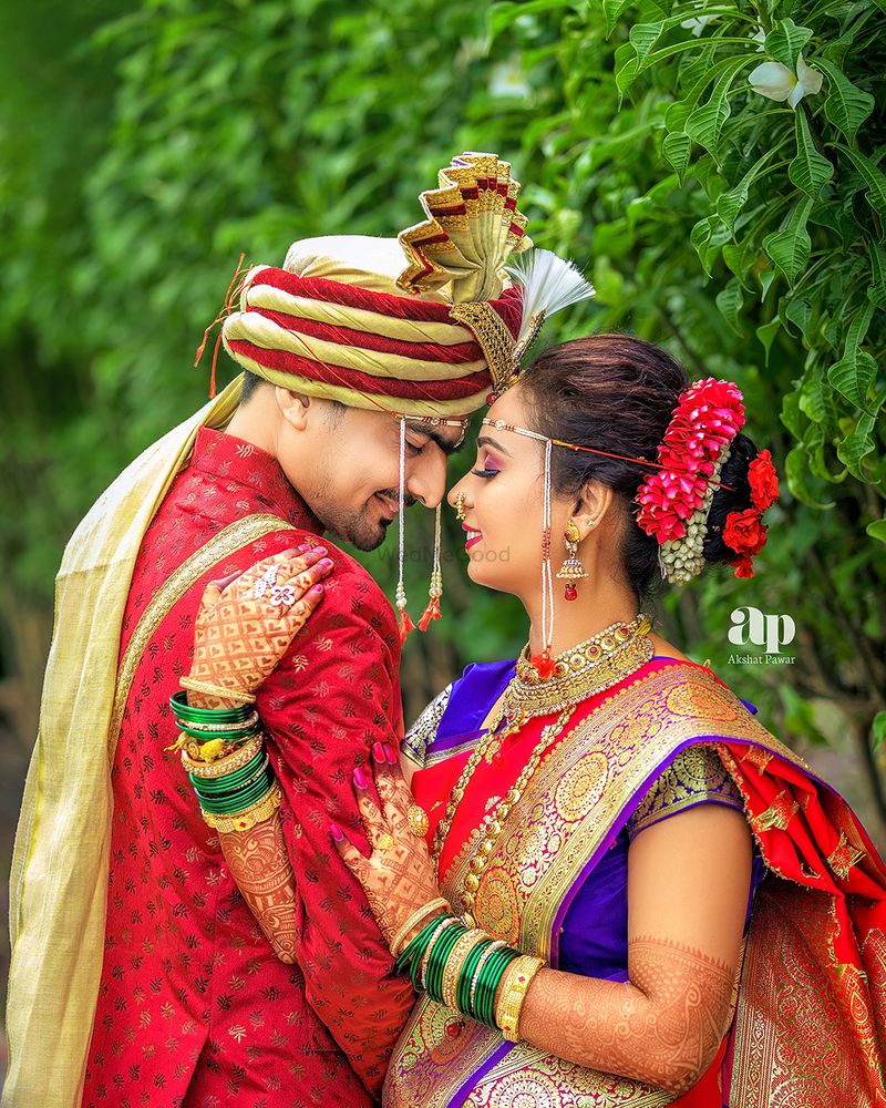 Pin by Pooja Ghavre on MAke up | Indian wedding poses, Couple wedding  dress, Indian wedding photography couples