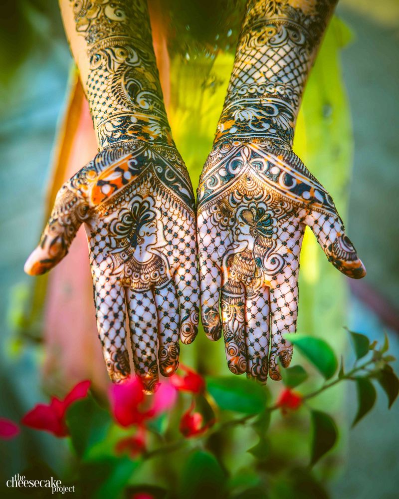 Closeup of the Hands of an Indian Bride Covered in Beautiful Bridal Henna,  Mehndi Stock Image - Image of decoration, design: 268426053