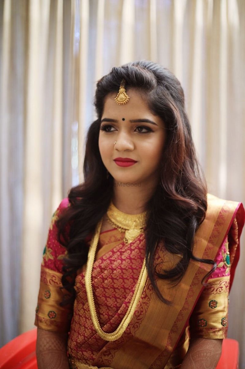 Photo of Simple hair and makeup for a maharashtrian bride