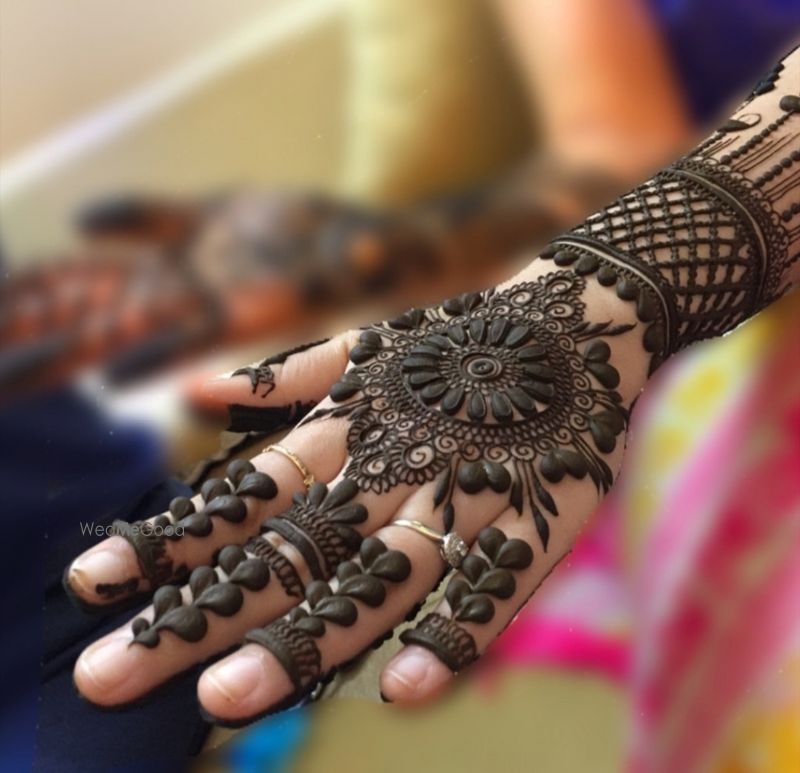 Photo of Back hand mehendi design