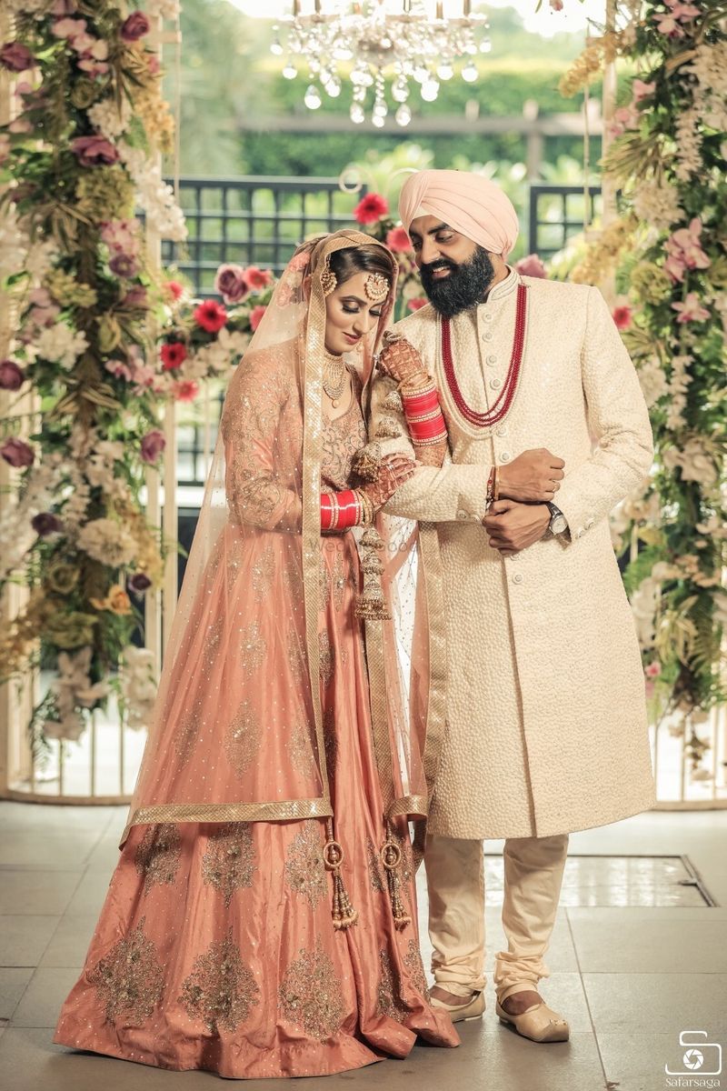 Photo of Sikh bride and groom pose romantically