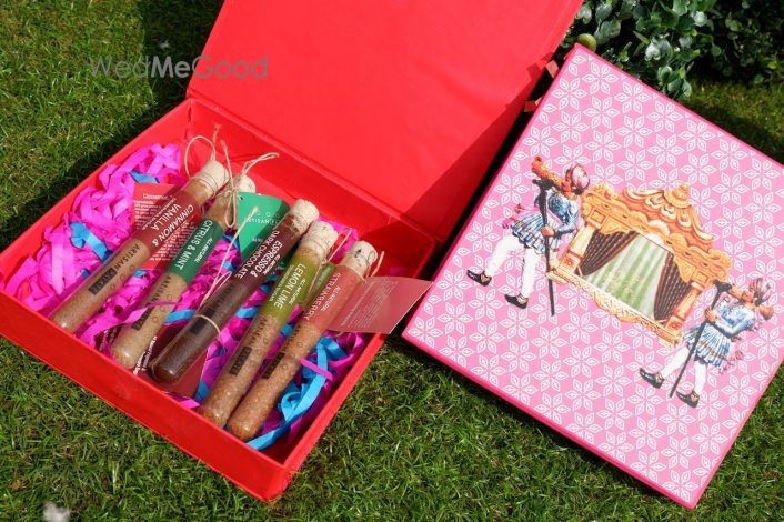 35+ Wedding Favors To Distribute With Your Wedding Cards!